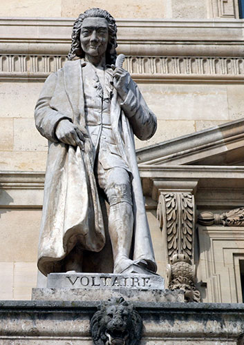 François Marie Arouet, dit Voltaire - Ecrivain - 1694 / 1778 - Sculpture de la cour Napoléon du Louvre - © Norbert Pousseur